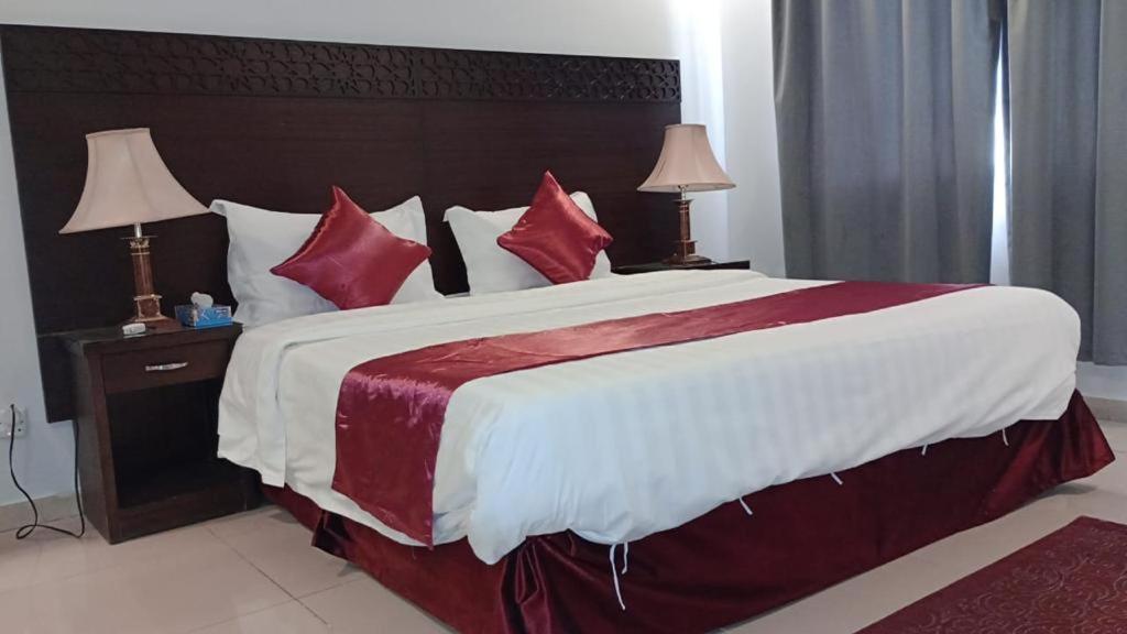 In Taibah Aparthotel Медина Екстериор снимка