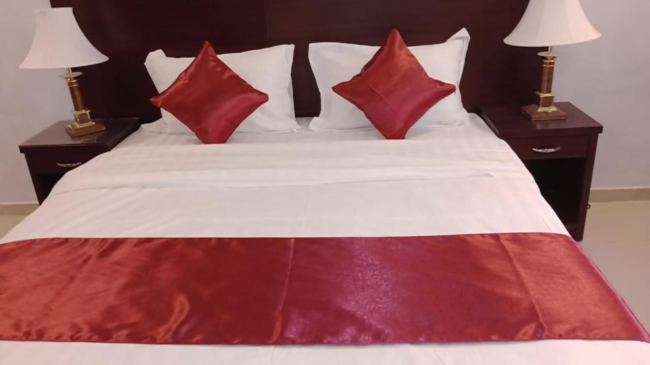 In Taibah Aparthotel Медина Екстериор снимка