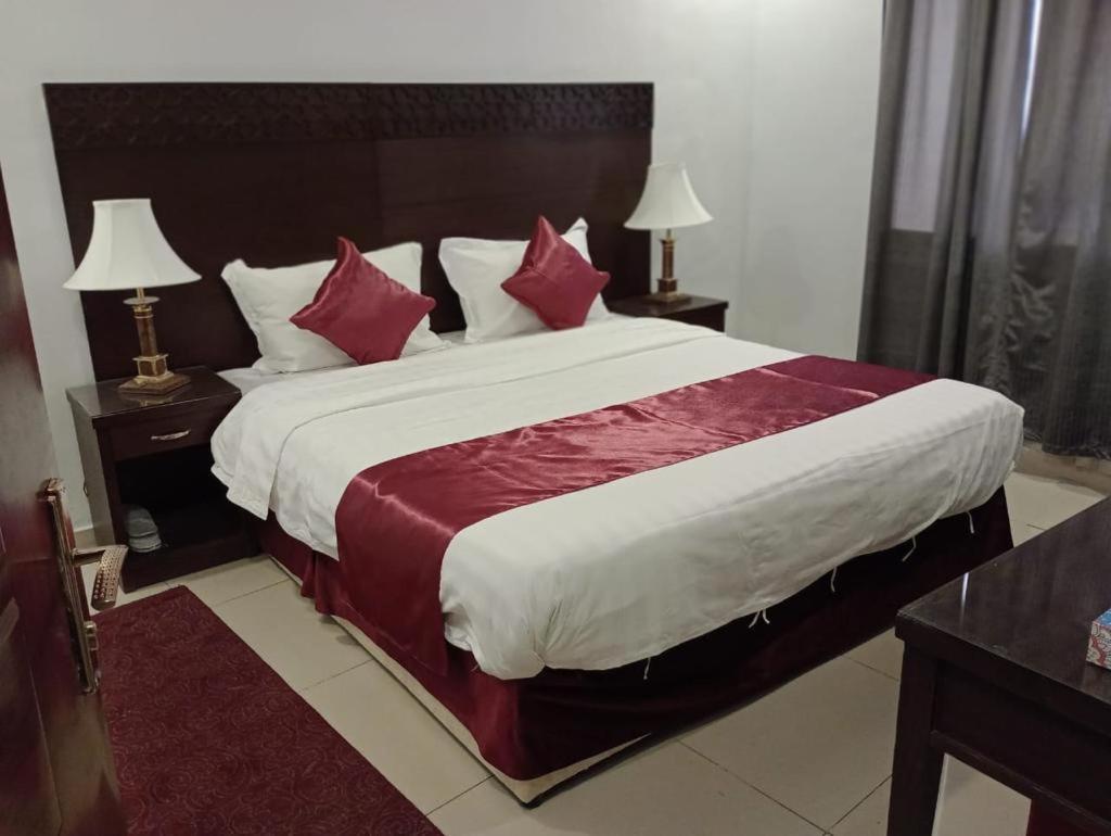 In Taibah Aparthotel Медина Екстериор снимка
