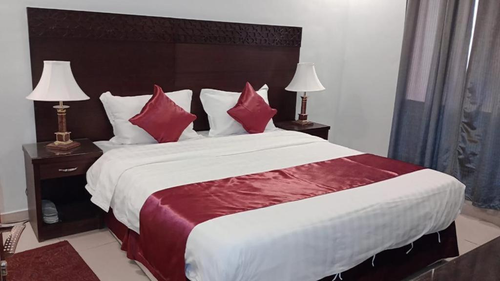 In Taibah Aparthotel Медина Екстериор снимка