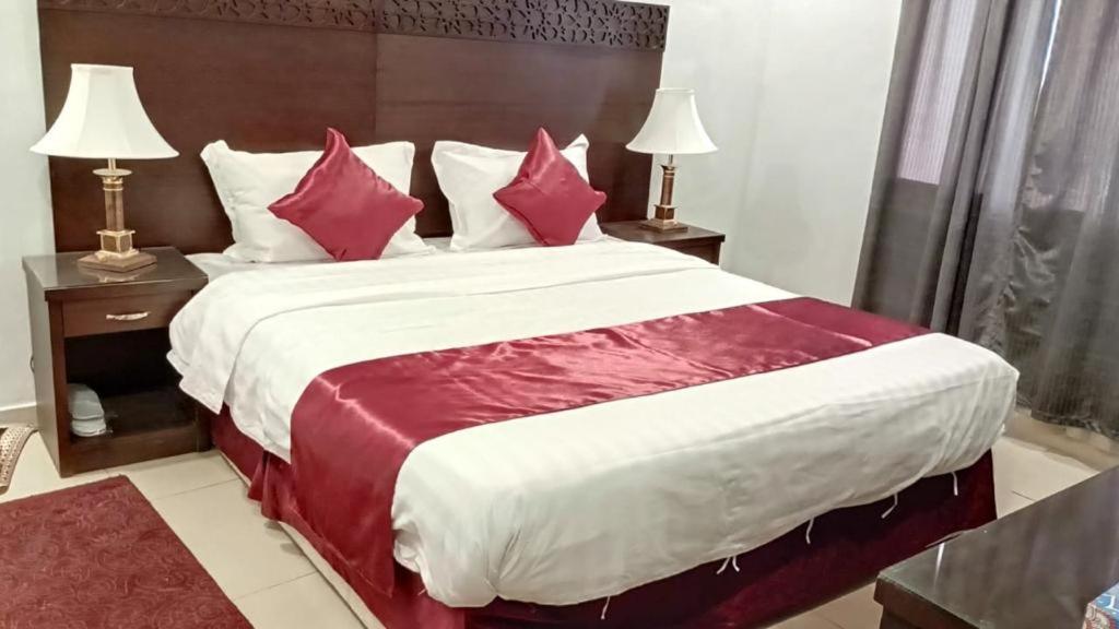 In Taibah Aparthotel Медина Екстериор снимка